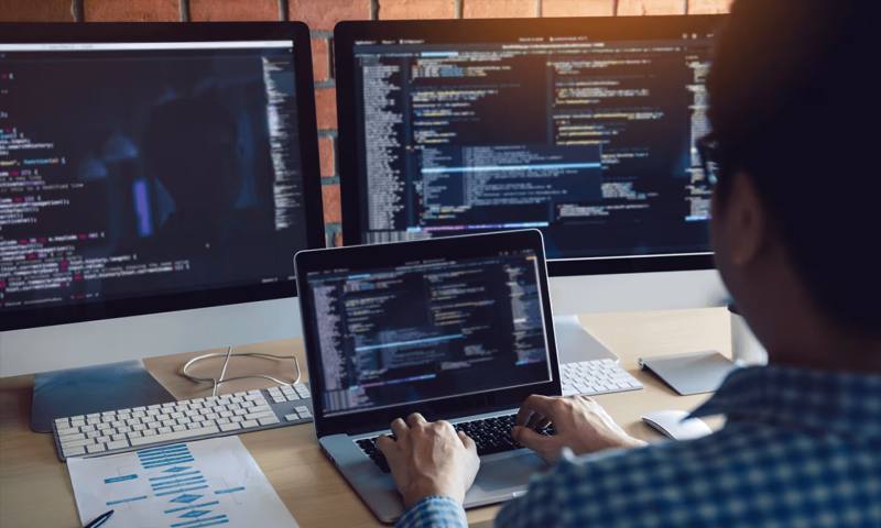 数据科学选型：R与Python如何赋能樊城区网站建设？